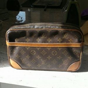 Louis Vuitton Compeigne 23 Clutch